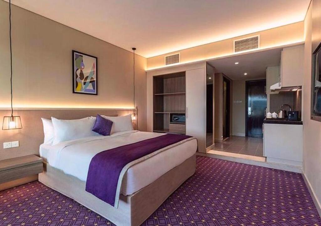 Postel nebo postele na pokoji v ubytování Leva Hotel and Suites, Opposite Downtown
