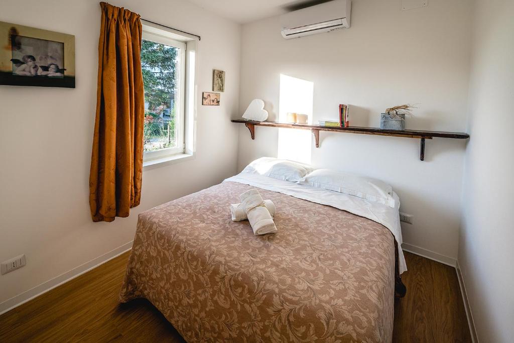 ein Schlafzimmer mit einem Bett mit zwei Schuhen drauf in der Unterkunft Colle Regnano in Tolentino