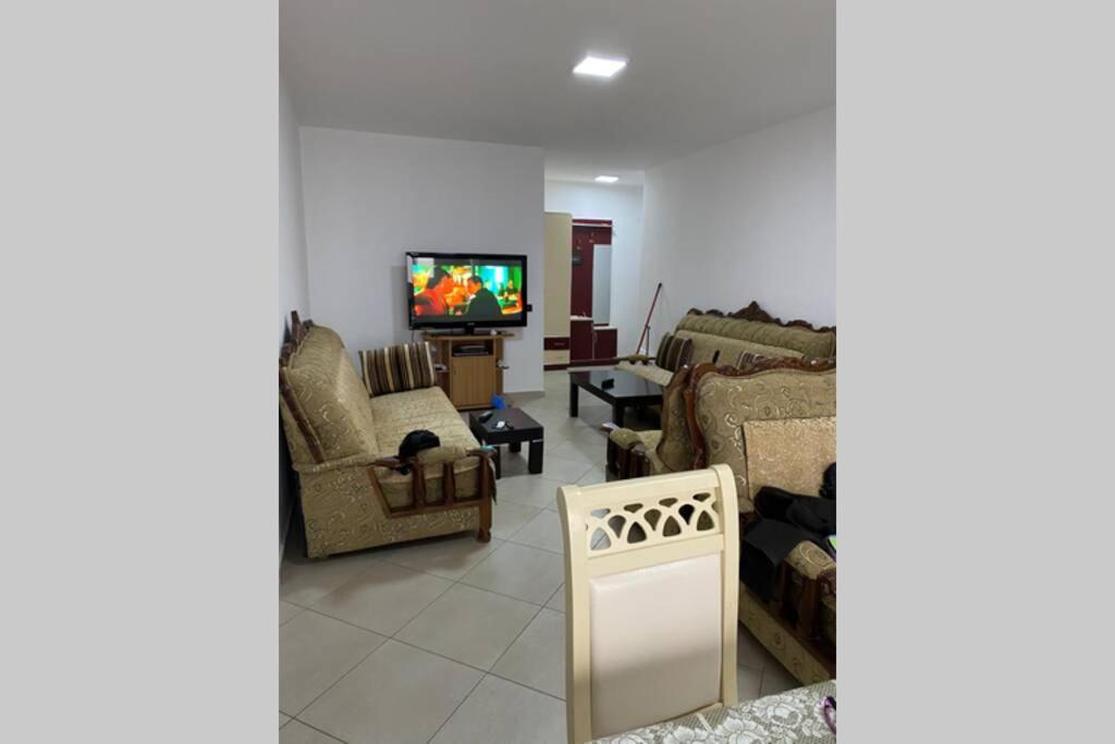 uma sala de estar com dois sofás e uma televisão em Super Apartment 100m2 2 sovrum em Shëngjin