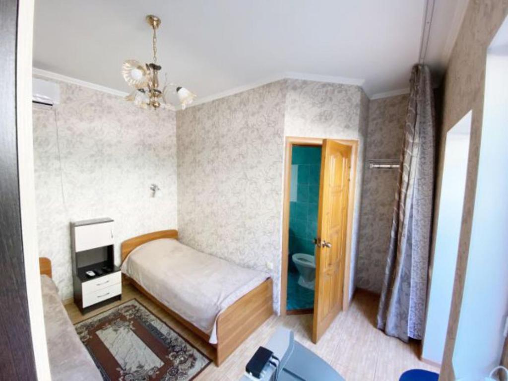 アナパにあるGuest House on Samburova 279の小さなベッドルーム(ベッド1台、バスルーム付)