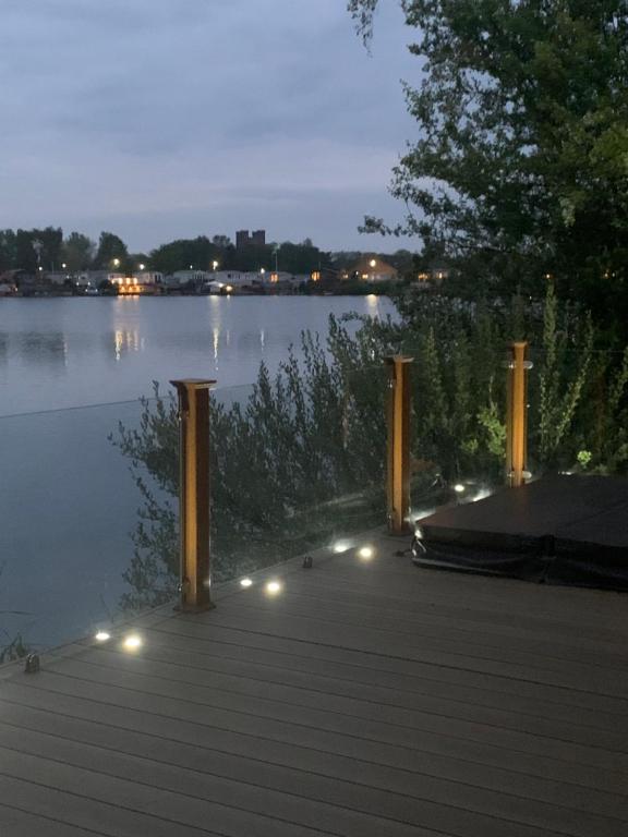 Gallery image of Lakeside lodge with Hot Tub in Tattershall