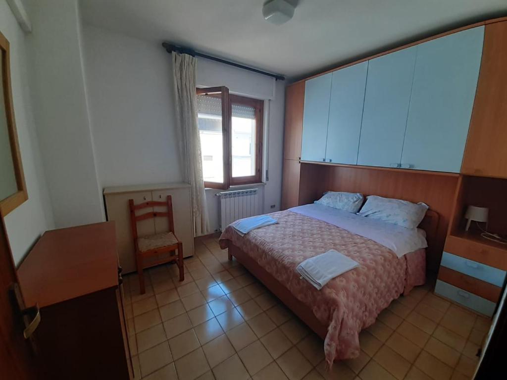 Postel nebo postele na pokoji v ubytování APPARTAMENTO ISIDE fronte spiaggia