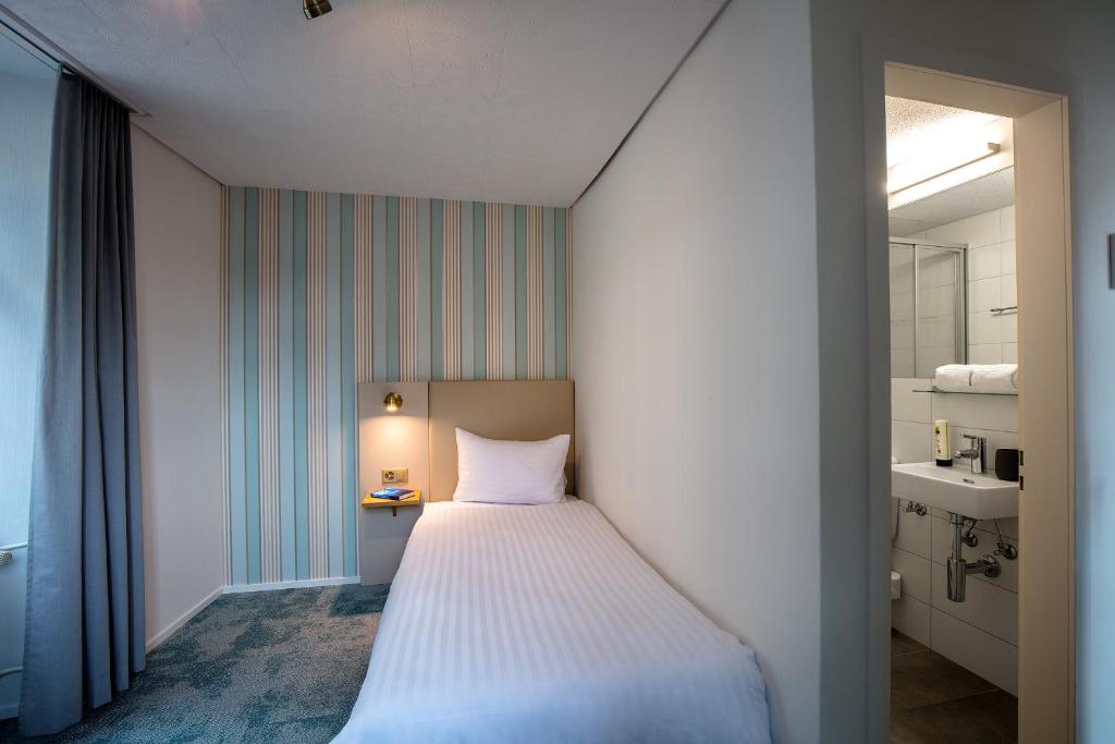 Postel nebo postele na pokoji v ubytování Hotel Krone by b-smart