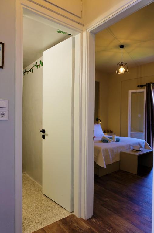 Postel nebo postele na pokoji v ubytování REMVI Apartments Assos