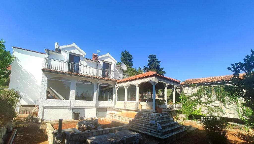 een groot wit huis met een tuinhuisje bij Kuća za odmor Maja in Srednje Selo na Šolti