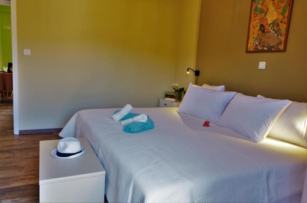 Postel nebo postele na pokoji v ubytování REMVI Apartments Assos