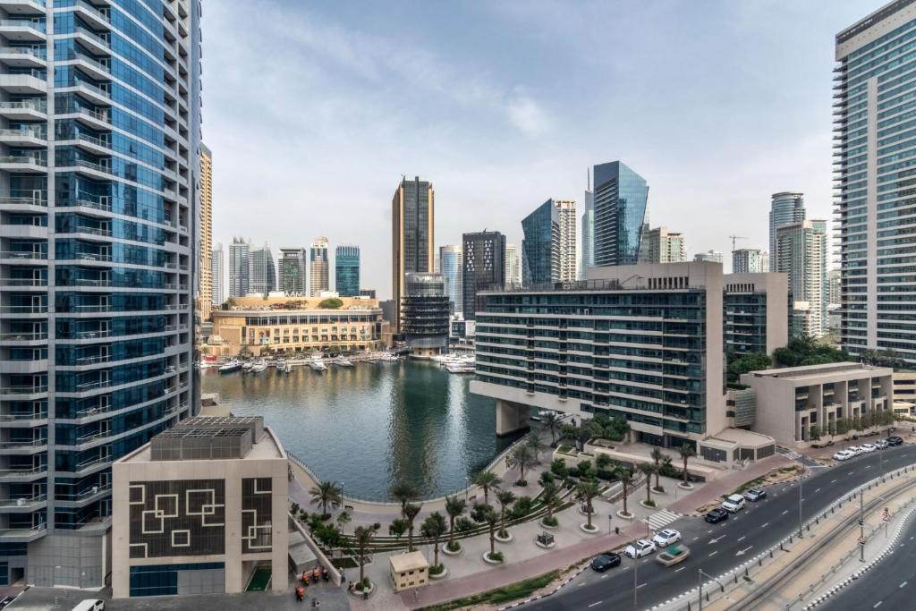 vistas a una ciudad con río y edificios en The Smart Concierge - Bahar 6, en Dubái
