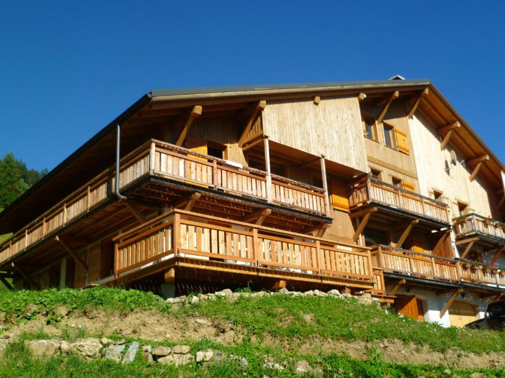 Appartement de 3 chambres a Notre Dame de Bellecombe avec magnifique vue sur la montagne jardin amenage et WiFi a 3 km de la plage