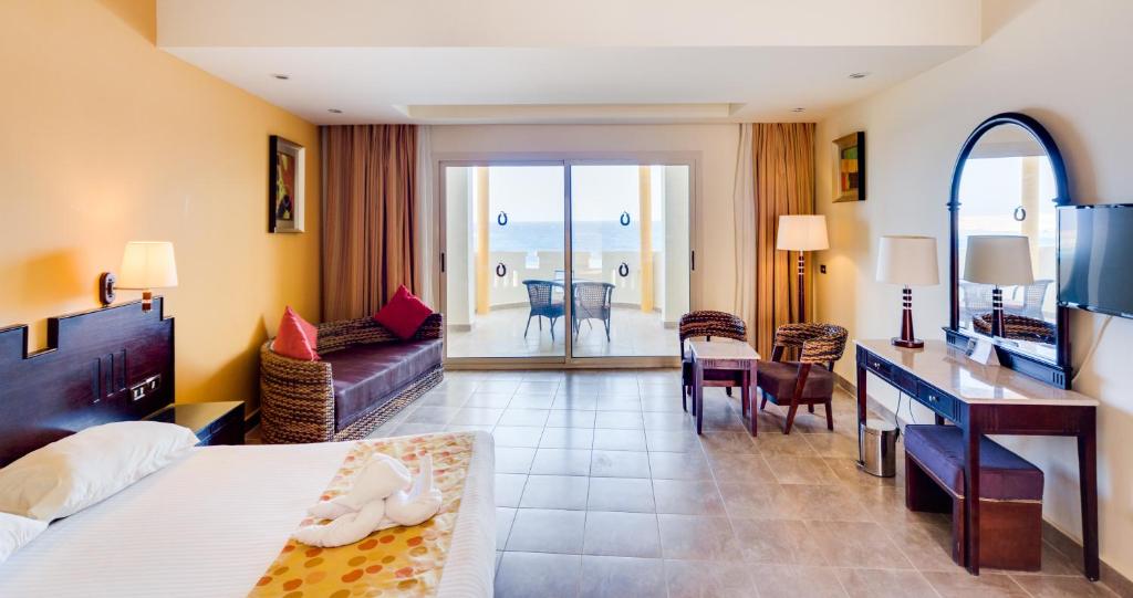 TV a/nebo společenská místnost v ubytování Coral Sun Beach