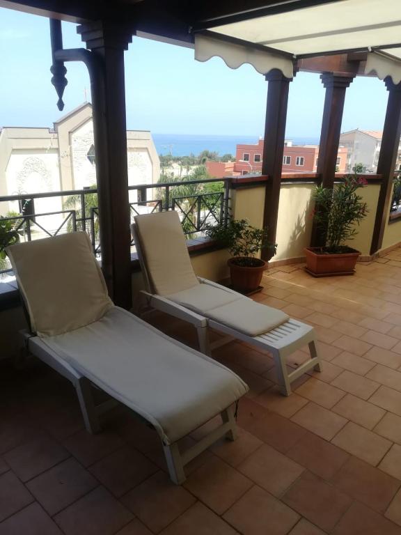 Balkón nebo terasa v ubytování "Appartamento del Mare Gliaca" con vista Isole Eolie,ampia terrazza,wifi e parcheggio privato gratuito