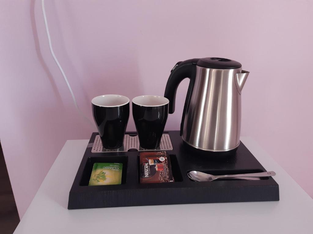 Příslušenství pro přípravu čaje a kávy v ubytování Christina Guest House