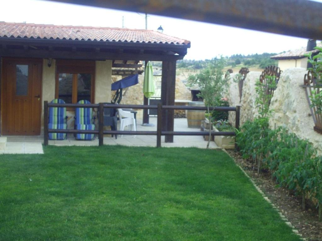 A garden outside Apartamentos Turisticos Julia