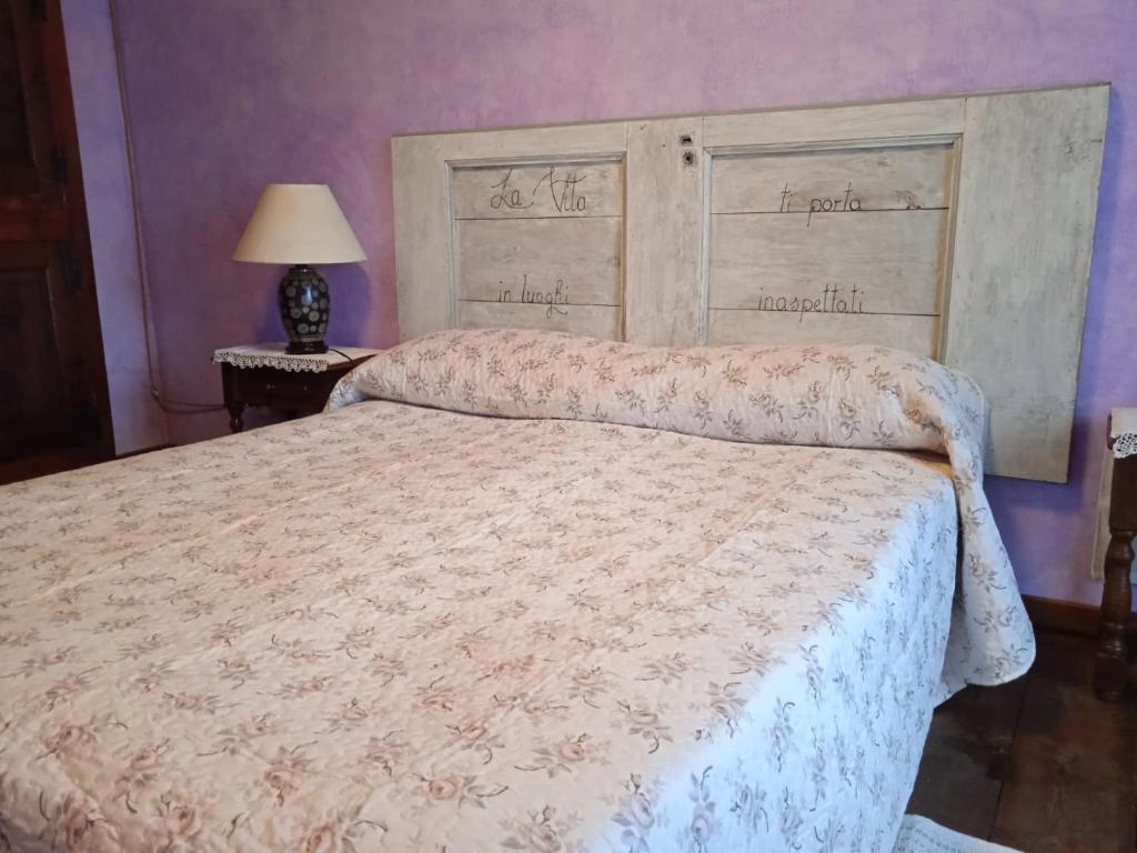 a bedroom with a large bed and purple walls at A REALDO - Casa Il Nido Delle Aquile in Triora