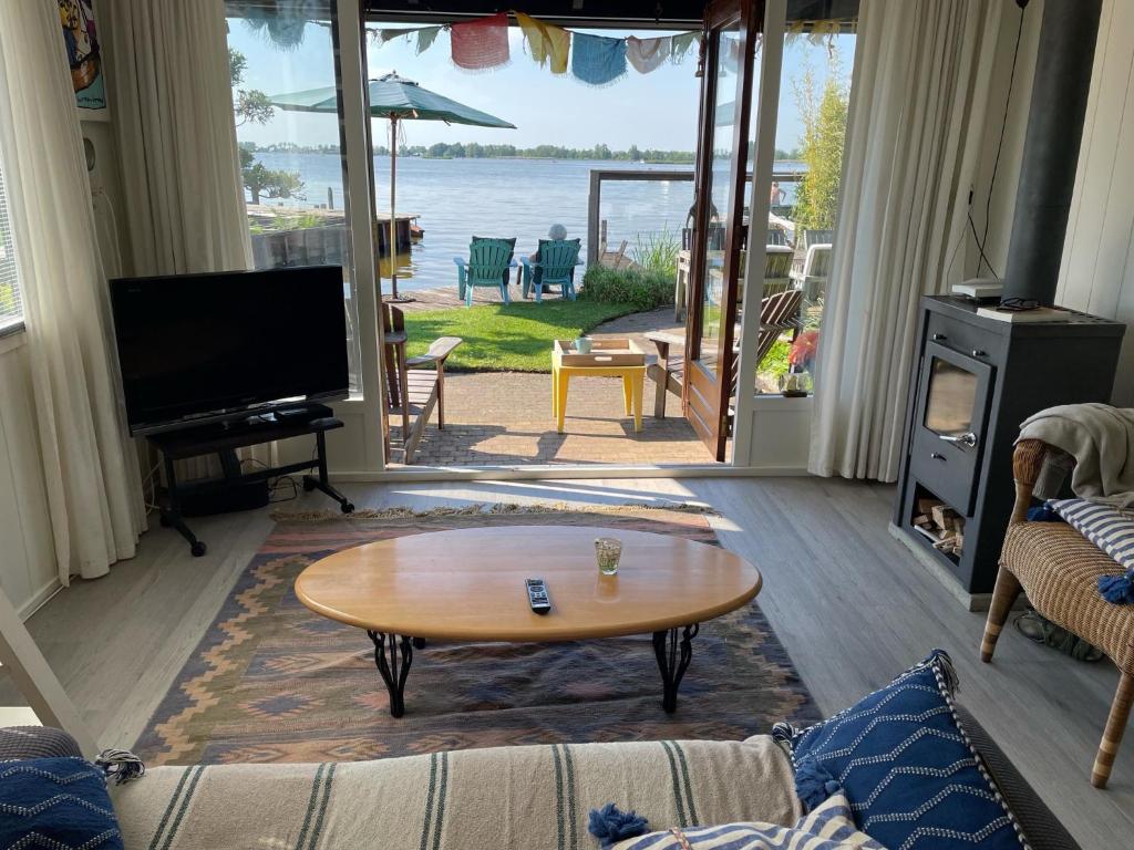 The Outpost Lakehouse- enjoy our house at Reeuwijkse Plassen - near Gouda - Chalet De Deux Chambres