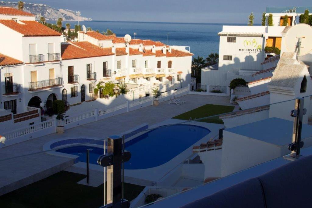 een uitzicht vanaf het balkon van een hotel met een zwembad bij Bajamar 13, vistas desde la azotea, wifi gratis in Nerja