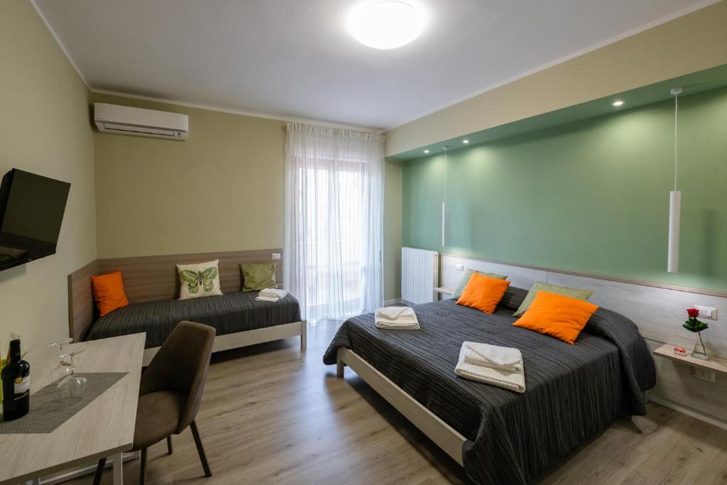 1 dormitorio con cama, sofá y mesa en Bacco e Barocco, en Lecce