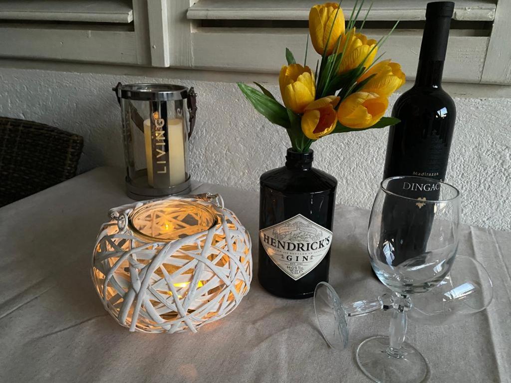 una mesa con una botella de vino y un jarrón de flores en Apartment Matilda - seaview & parking en Makarska