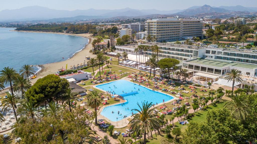 einen Luftblick auf ein Resort mit Pool und Strand in der Unterkunft Sol Marbella Estepona Atalaya Park in Estepona