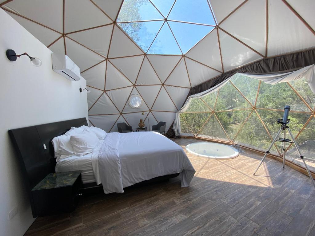 Postel nebo postele na pokoji v ubytování COSMOS GLAMPING ARTEAGA