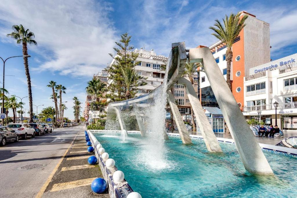 un tobogán de agua en medio de una calle en Canonigo Torres, en Torrevieja