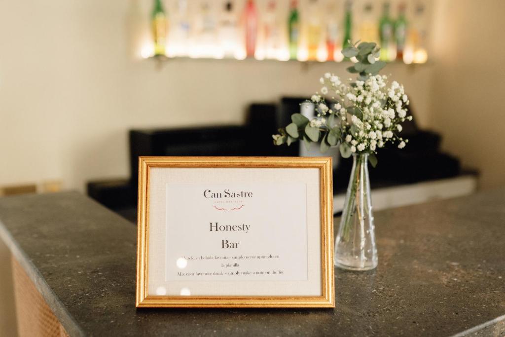 Certifikát, hodnocení, plakát nebo jiný dokument vystavený v ubytování Hotel Boutique Can Sastre
