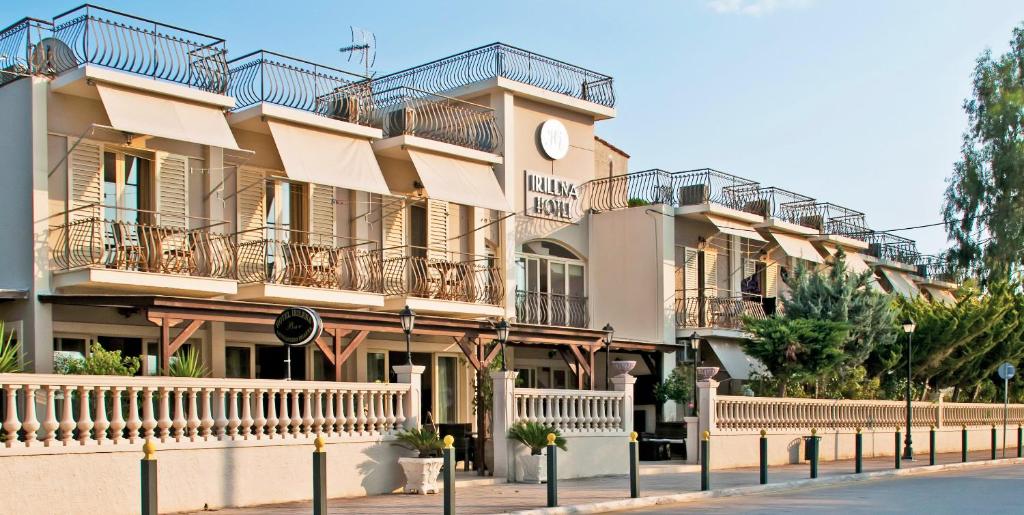 un edificio con balcones al lado de una calle en Irilena Hotel en Lassi