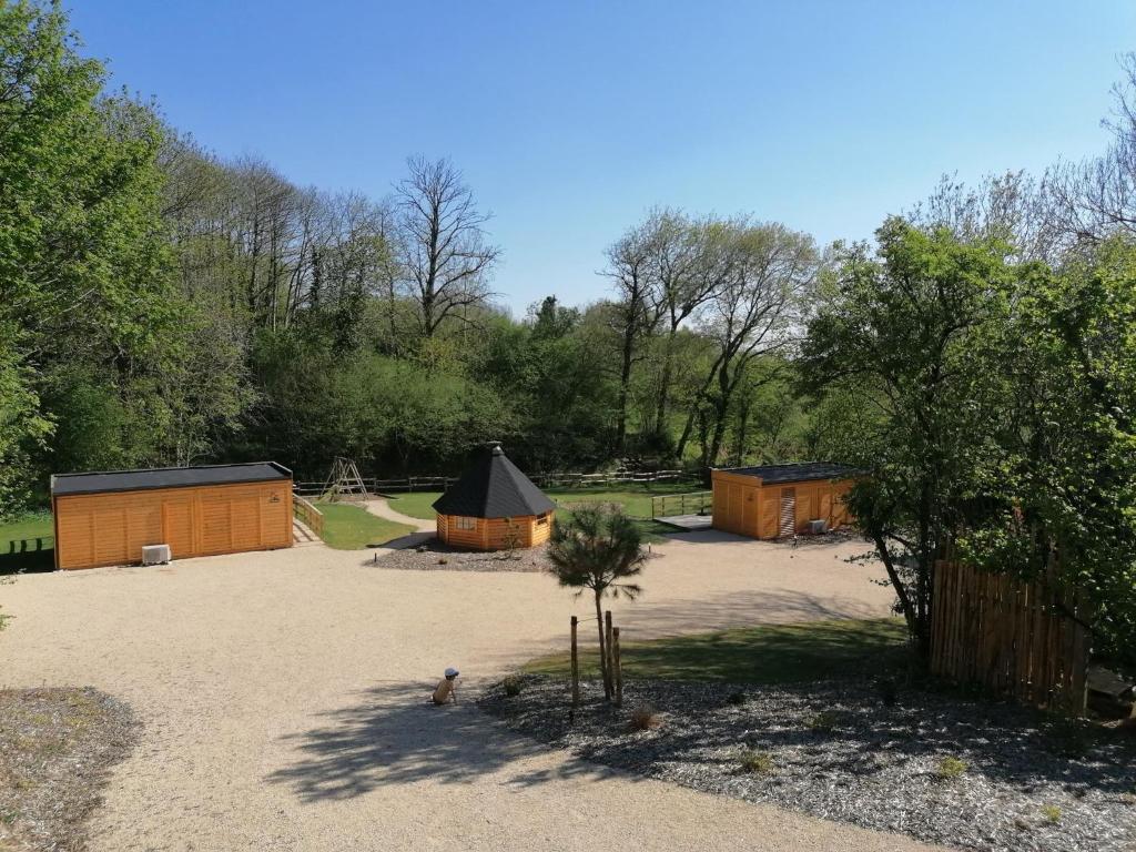 eine Gruppe von Gebäuden in einem Park mit Bäumen in der Unterkunft LE PRE DE L AIR in Saint-Michel-Mont-Mercure