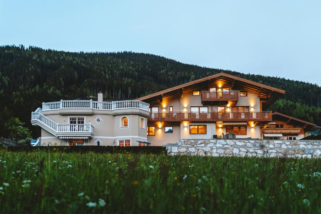 a large white house with a mountain at Gästehaus Eder in Sankt Martin am Tennengebirge