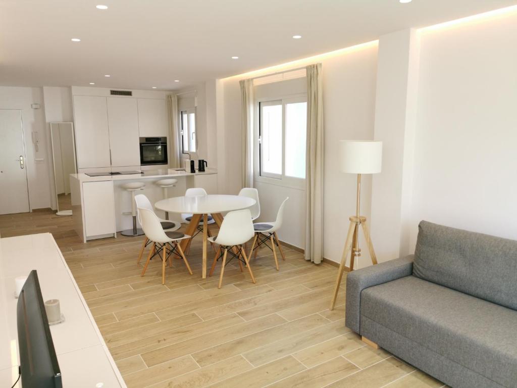 Bright 2 bedroom apt Golden Mile next to beach RDR225 ...