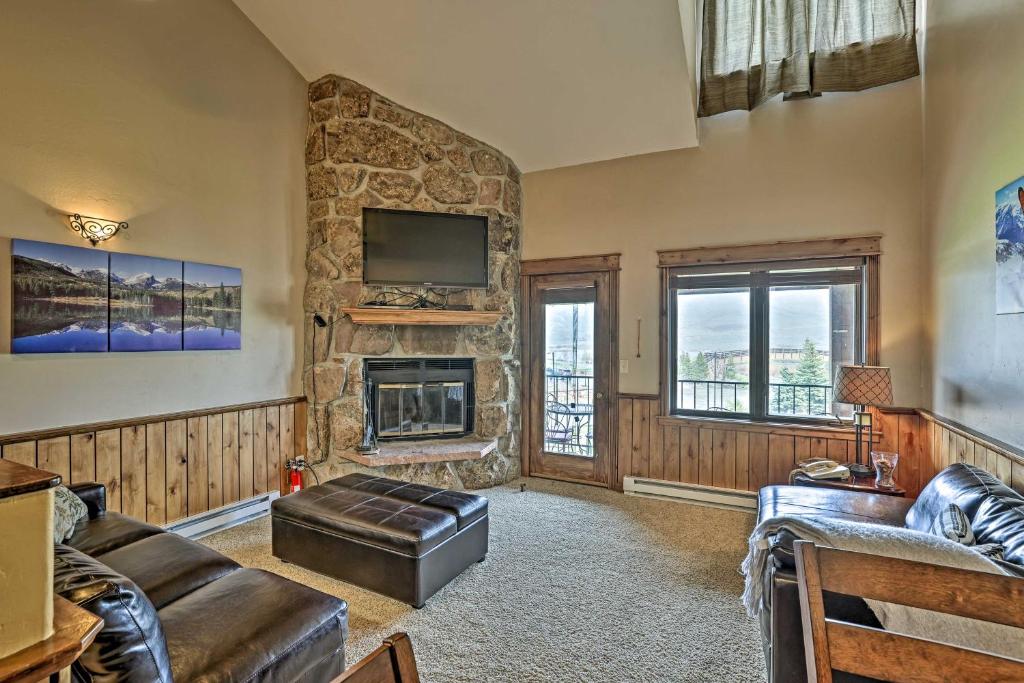 sala de estar con chimenea de piedra y muebles de cuero en The Inn at Silver Creek Resort Retreat with Balcony!, en Granby