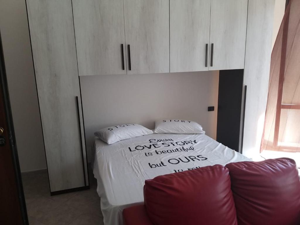ノヴァーラにあるCasa Manzoniのベッドルーム1室(枕2つ付)
