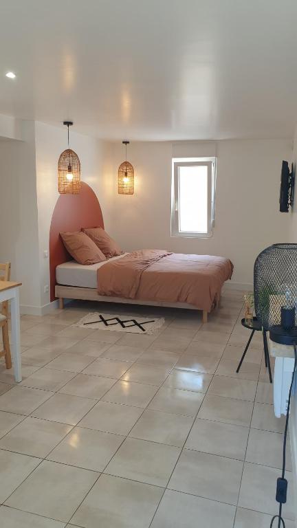 um quarto com uma cama e piso em azulejo em Gîte de l'Automne em Béthisy-Saint-Martin