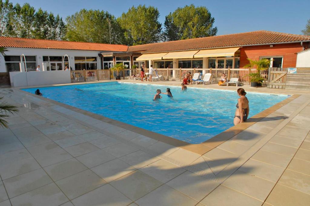 Bazén v ubytování Village Vacances Passion Les Bris nebo v jeho okolí