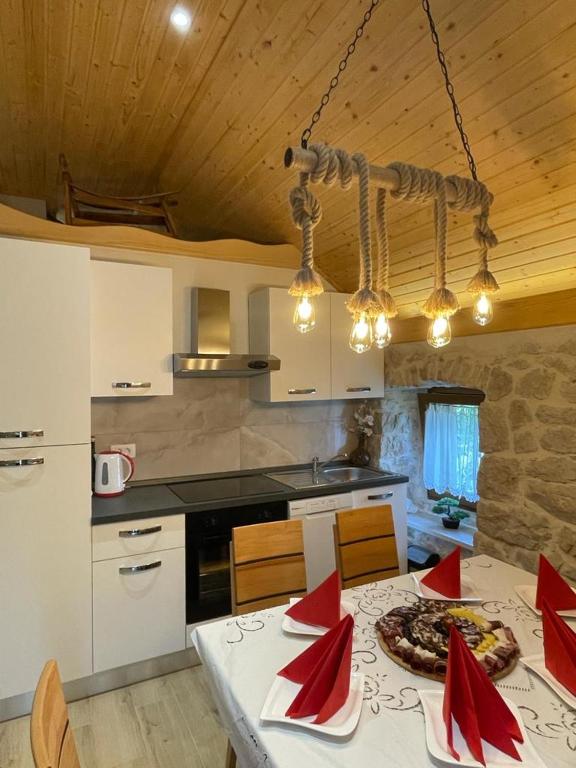 Kuchyňa alebo kuchynka v ubytovaní Patakun holiday home for 5, with heated pool