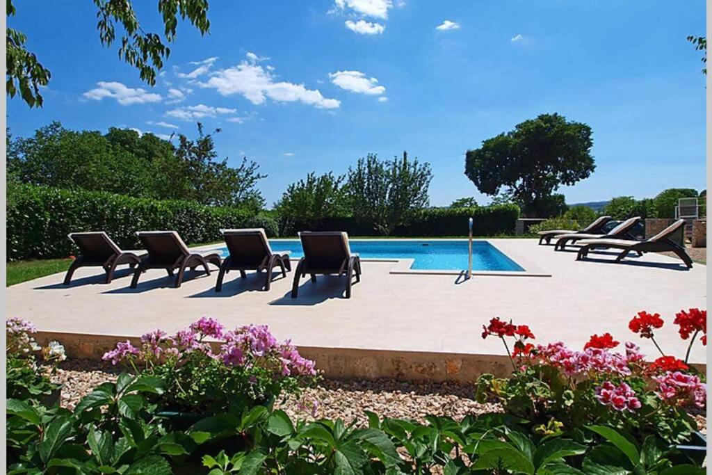 Bazén v ubytování Peaceful Villa Fioretta with relaxing pool nebo v jeho okolí