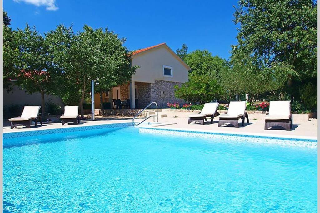 Bazén v ubytování Peaceful Villa Fioretta with relaxing pool nebo v jeho okolí
