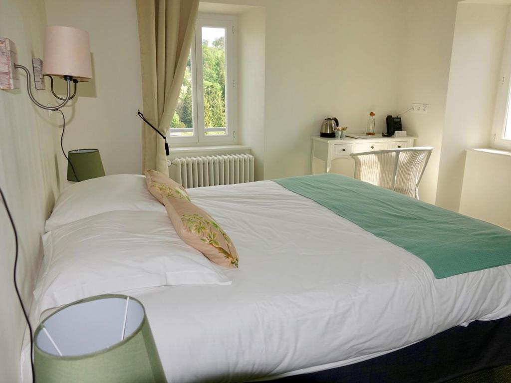 Logis Hôtel de Paris - Double Room With Castle View