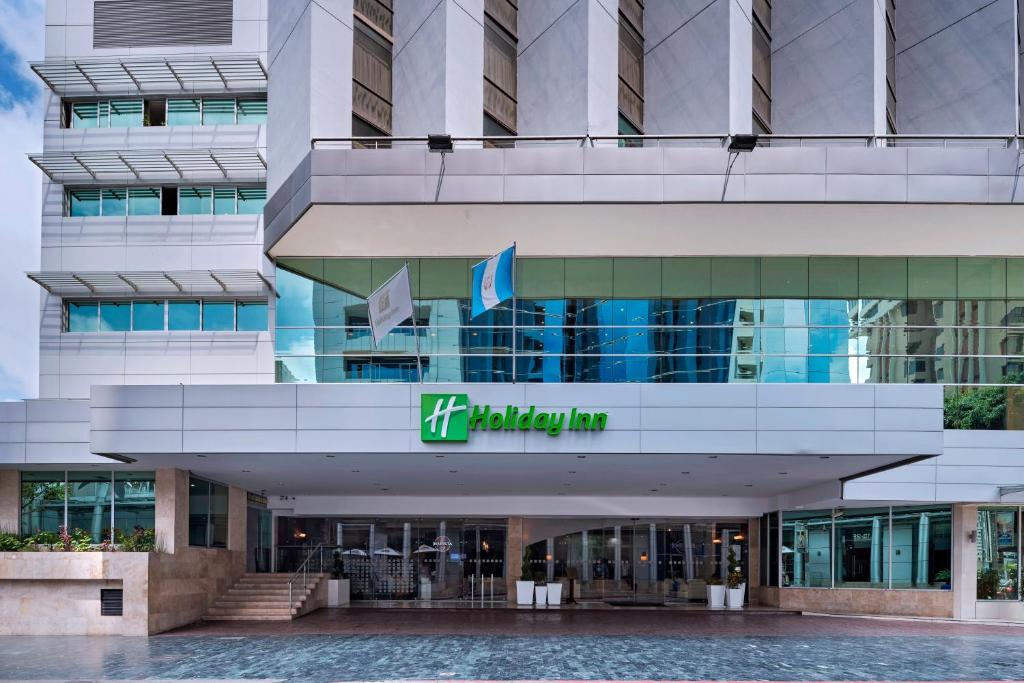 um edifício com a sede de uma estalagem de férias em Holiday Inn Guatemala, an IHG Hotel em Guatemala