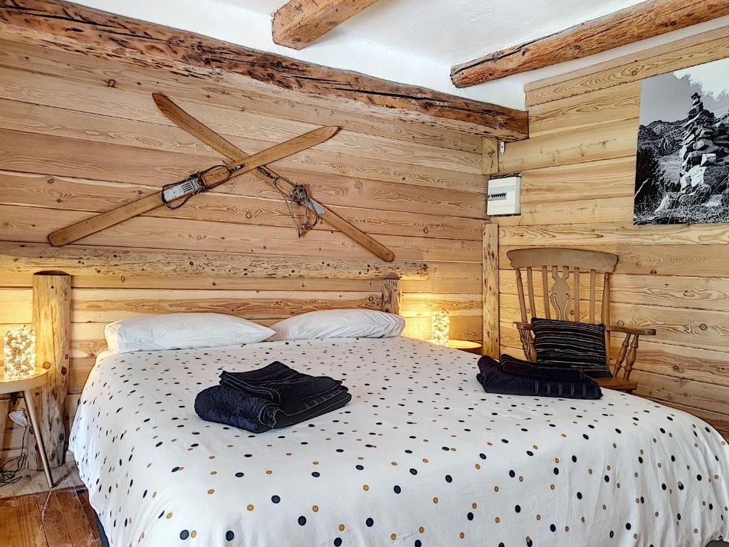 Un pat sau paturi într-o cameră la La maison basse