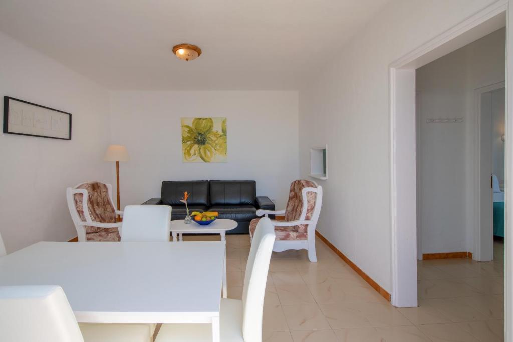 A seating area at Reyes Natur
