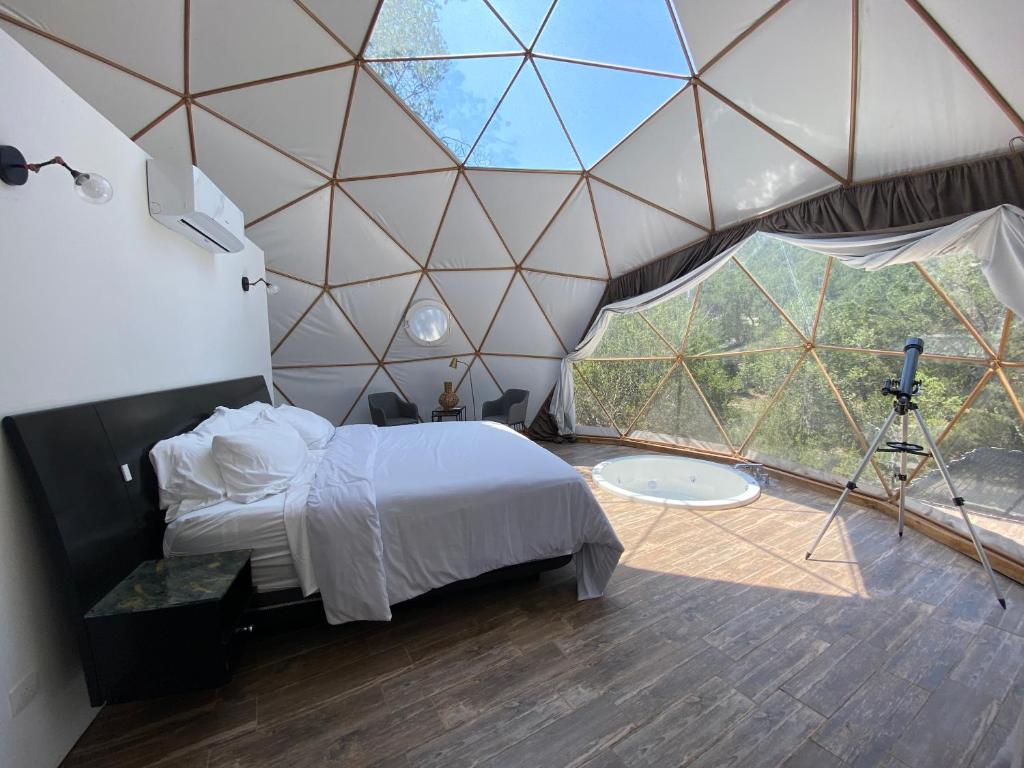 Postel nebo postele na pokoji v ubytování COSMOS GLAMPING ARTEAGA