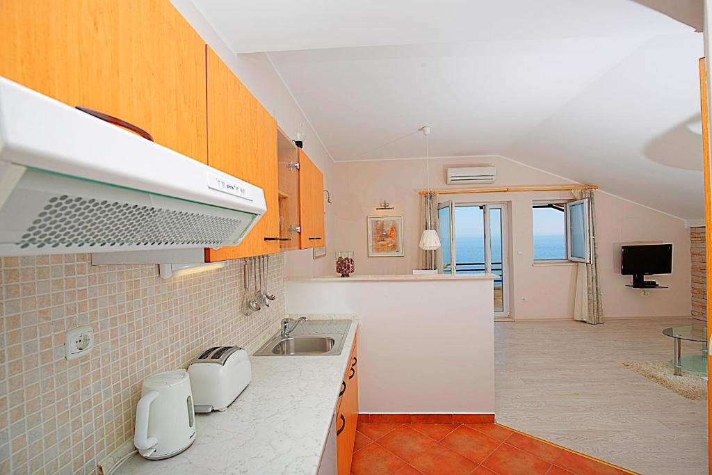 Kuchyň nebo kuchyňský kout v ubytování Big Blue Apartments