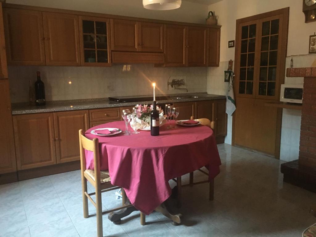 una cocina con una mesa con una vela en casa vacanze da Anna, en Vacri