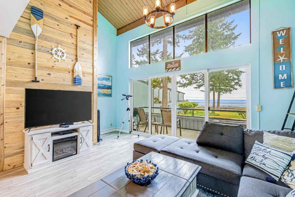 a living room with a couch and a tv at Stay at the Bay in Blaine