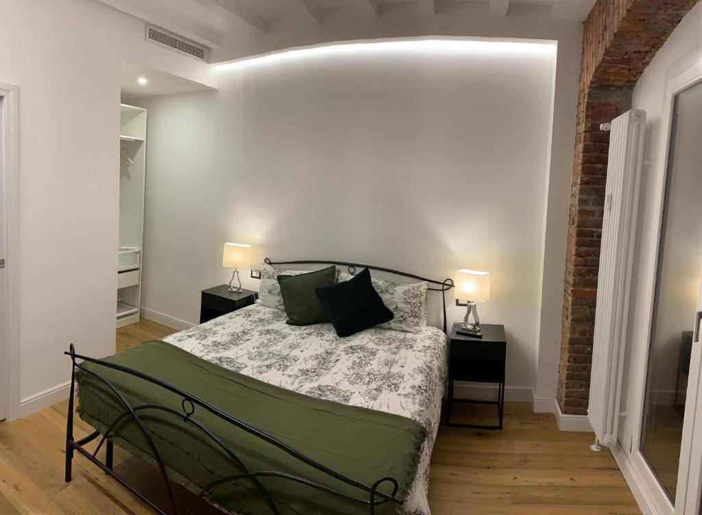 A bed or beds in a room at Luxury Apartment in Milan Center