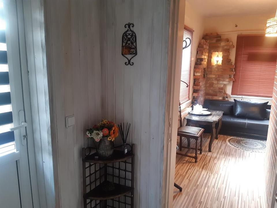 een hal met een woonkamer met een bank bij Pas Ligita in Biržai