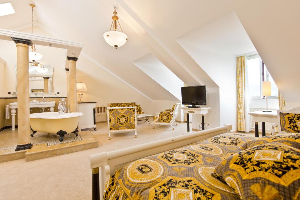 
Deluxe Double or Twin Room with Lake View
