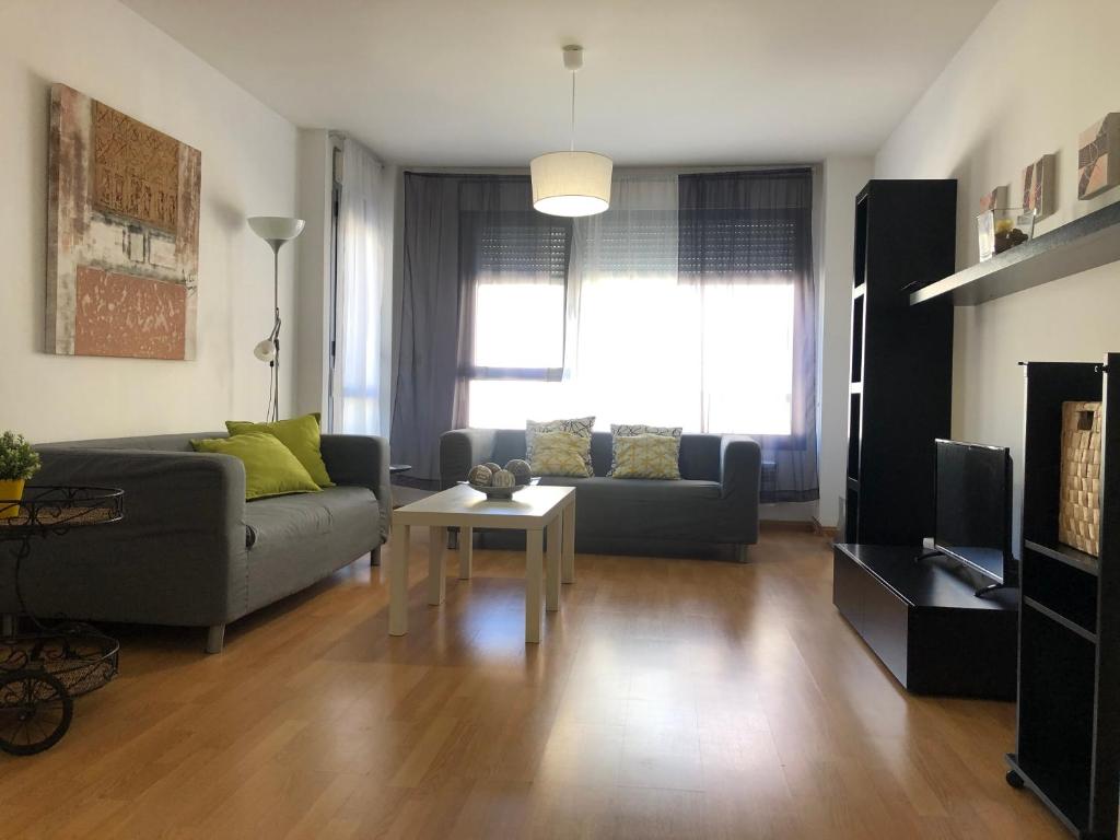 sala de estar con sofá y mesa en Apartamentos Ribera Navarra - Bardenas, en Castejón
