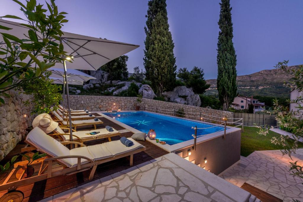 a backyard with a swimming pool and a villa at Villa Ane in Čelopeci