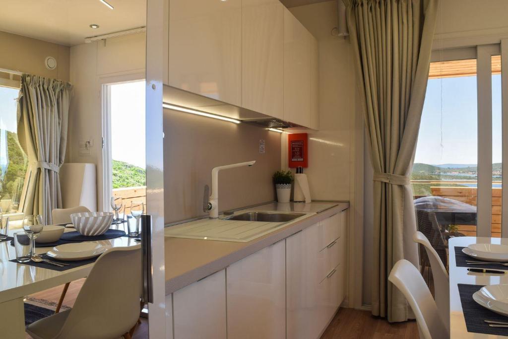 Kuchyň nebo kuchyňský kout v ubytování Glamping Tents and Mobile Homes Trasorka